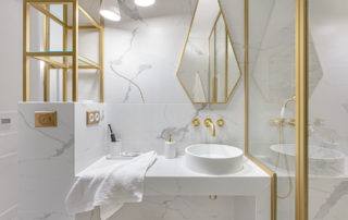 Apartamento Kintsugi en Madrid Río · detalle del baño · lavabo y espejo