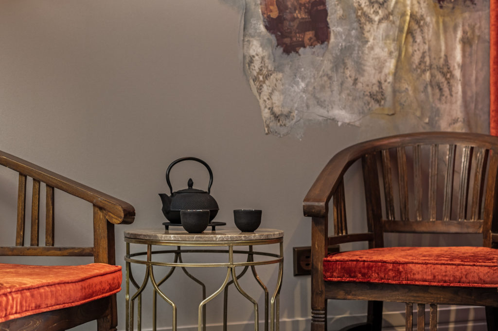 Suite Opium Den La Vivienda Vacacional Opium Den es un Apartamento Turístico con acceso directo desde la calle, donde occidente encuentra oriente en el centro de Madrid. Para sorprender a tu pareja, alojarse en una Vivienda Turística diferente o trabajar en un lugar cómodo y tranquilo. Todo es posible en la Suite Opium Den.
